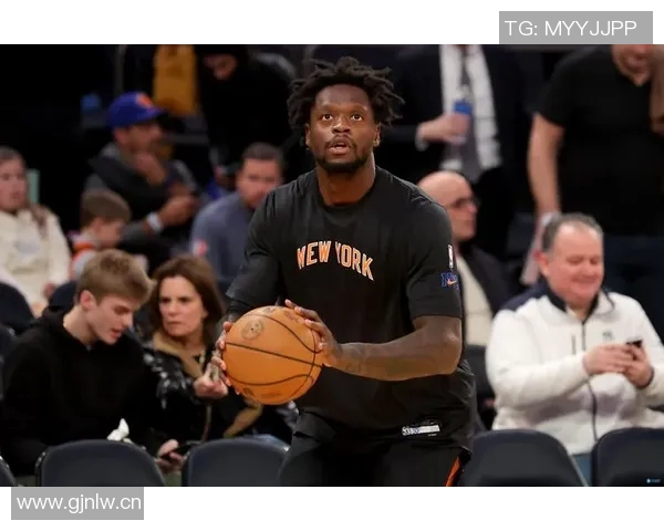 兰德尔上半场表现稳定11投6中贡献14分4篮板1助攻1抢断