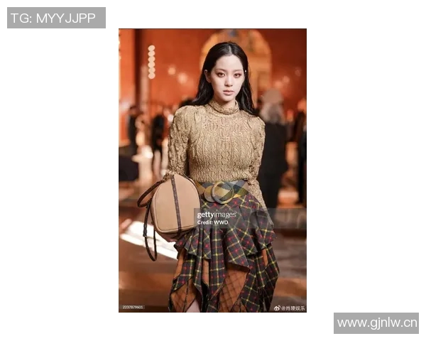 欧阳娜娜身穿阿森纳球衣漫步巴黎街头展现枪迷风采