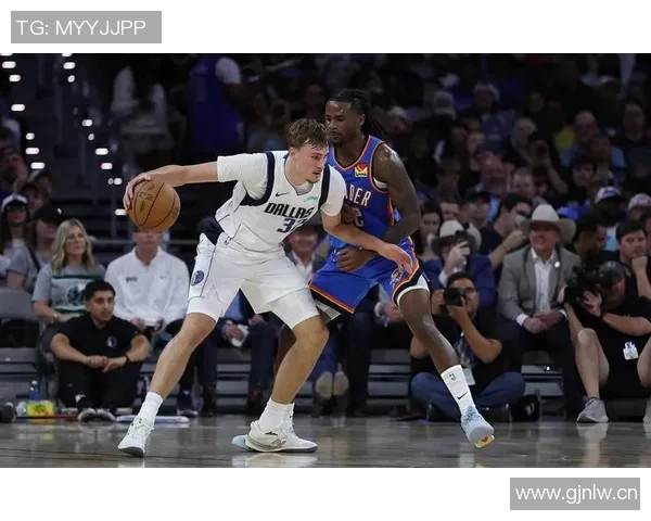 浓眉首节表现稳健6分4板1助助力球队中规中矩展现实力 浓眉首节表现稳健6分4板1助助力球队中规中矩展现实力