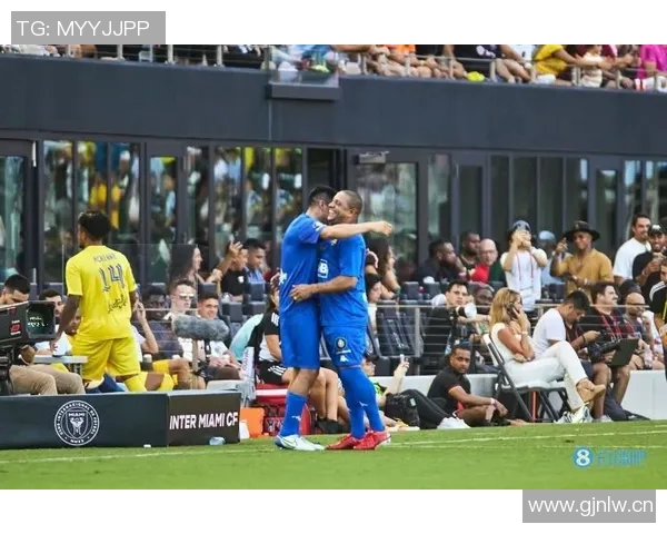 维尼修斯双响助力球队胜利分享伯纳乌的精彩时刻与球迷共庆