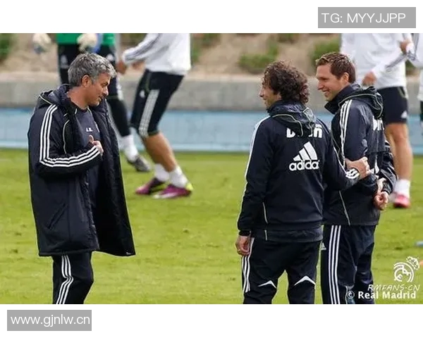 皇马留守8名一线队球员与卡斯蒂亚队员共同训练提升默契