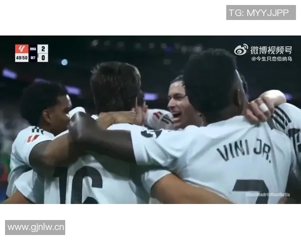 弗洛伦蒂诺与贡萨洛合影庆祝帽子戏法展现球队团结精神