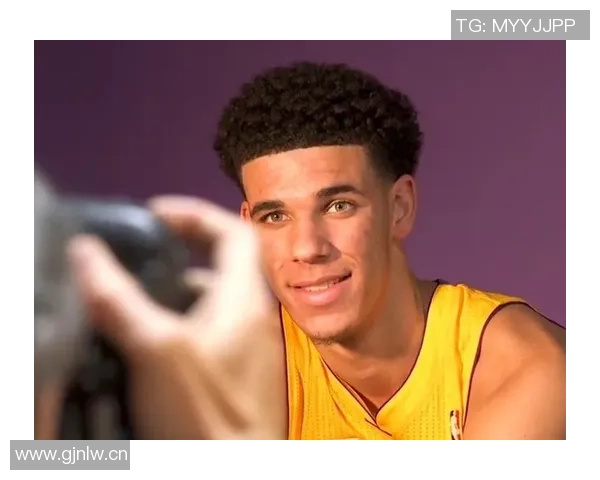 朗佐鲍尔在骑士训练营表现突出展现融入球队的潜力与决心