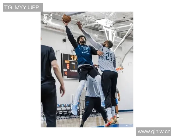 独行侠训练照曝光弗拉格与安东尼戴维斯展开激烈对抗