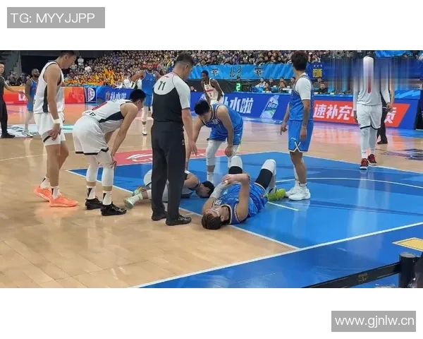 徐杰遭遇膝盖撞击半场表现不佳仅得1分1板1助离场受伤 徐杰遭遇膝盖撞击半场表现不佳仅得1分1板1助离场受伤