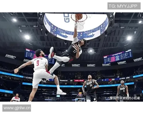 他以2米36的惊人高度轻松扣篮创下美国大学篮球历史新纪录