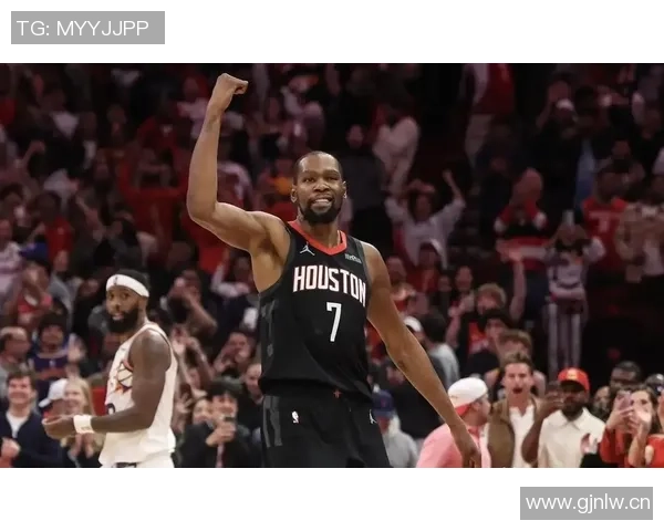 杜兰特称赞布克防守表现出色最终球队成功完成关键一击